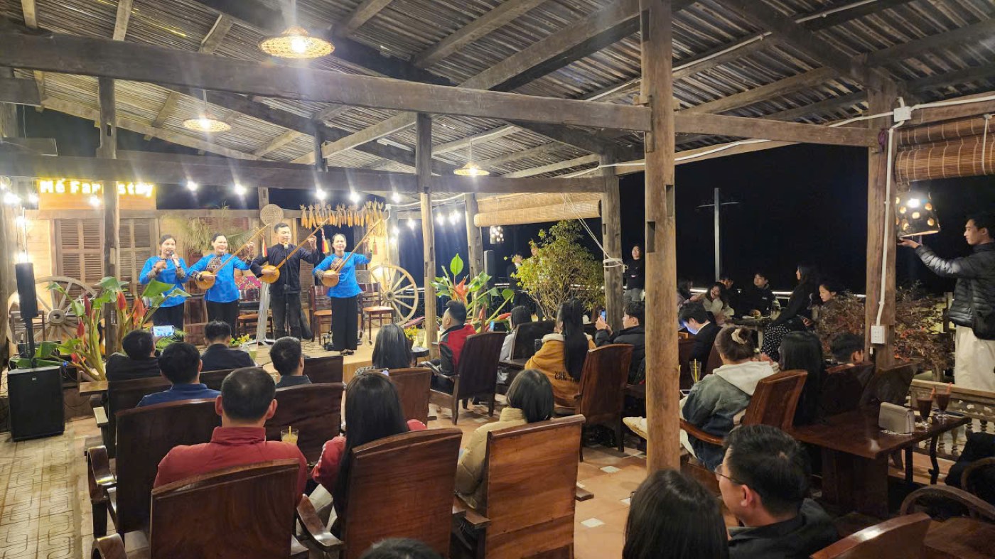 A Then singing performance on Mế’s stage